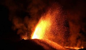 Réunion: le Piton de la Fournaise en éruption, un spectacle pour les randonneurs