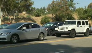File de voitures à un centre de dépistage du COVID-19 à Los Angeles