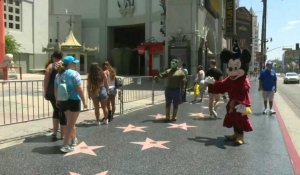 Reconfinement en Californie: des touristes sur Hollywood Bd
