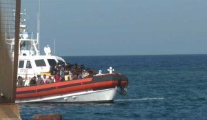 Plus d'une centaine de migrants secourus accostent à Lampedusa