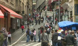 Brésil: les rues de Sao Paulo pleines de monde malgré 90.000 morts du coronavirus