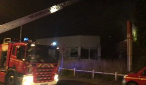 Les pompiers ont déployé l'échelle pivotante automatique pour éteindre l'incendie d'un entrepôt rue de Lomme à Pérenchies.