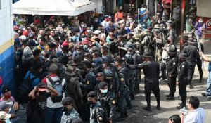 Des migrants honduriens passent la frontière du Guatemala en direction des Etats-Unis