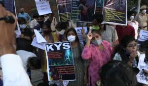 Inde: manifestation après l'incinération par la police d'une victime de viol collectif