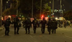 Affrontements entre la police et les manifestations à Bogota pour la troisième nuit de manifestations