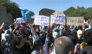 Grèce: des milliers de migrants sans abri manifestent à Lesbos