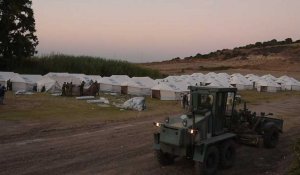 Lesbos: les autorités installent des tentes pour transférer les milliers de migrants sans abri