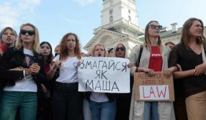 Les femmes bélarusses dans la rue : des dizaines d'arrestations