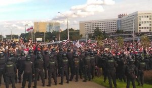 Bélarus: des dizaines de milliers de manifestants réunis à Minsk, 250 arrestations