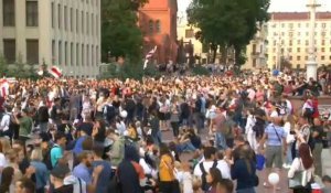 Belarus: des milliers de manifestants se rassemblent près du siège du gouvernement à Minsk