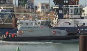 Des migrants sont escortés par les autorités britanniques dans le port de Douvres