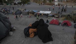 Lesbos : sur le bitume, en attendant la construction d'un nouveau camp de migrants