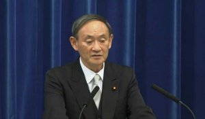 Yoshihide Suga donne sa première conférence de presse en tant que nouveau Premier ministre du Japon