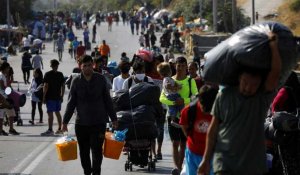 Sur l'île grecque de Lesbos, les migrants évacués vers un nouveau camp "provisoire"