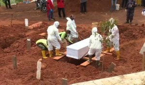 Images d'un cimetière à Jakarta alors que le bilan mondial des décès du coronavirus approche le million