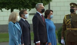 Emmanuel et Brigitte Macron arrivent au palais présidentiel à Vilnius