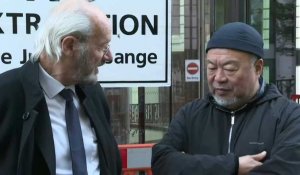 Londres: l'artiste Ai Weiwei manifeste en soutien à Julian Assange