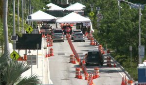 Miami: voitures faisant la queue à un site de dépistage au coronavirus alors que les cas se multiplient en Floride
