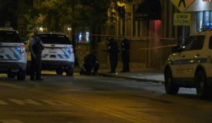 La police de Chicago enquête sur la scène d'une fusillade lors de funérailles