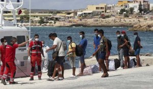 Plusieurs centaines de migrants transférés de l'île de Lampédusa vers un ferry