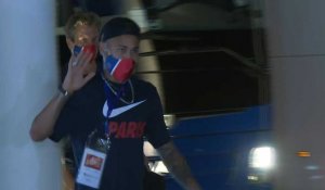Football/Ligue des champions: les joueurs du PSG rentrent à l'hôtel après leur défaite