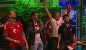Football/Ligue des champions: les supporters du Bayern exultent après le but de Kingsley Coman