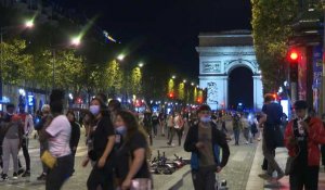Football/Ligue des champions: Les supporters du PSG se rassemblent sur les Champs-Elysées