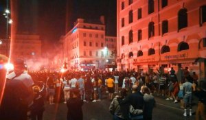 Football/Ligue des champions: Scènes de joie à Marseille après la défaite du PSG