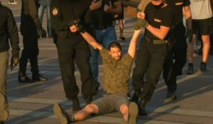 Bélarus: un manifestant arrêté à Minsk au 16ème jour de protestations réclamant la démission du président Loukachenko