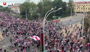 Bélarus: des dizaines de milliers de manifestants malgré la réponse policière