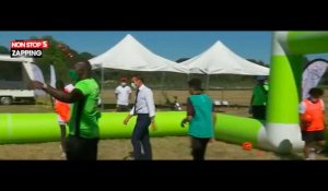 Emmanuel Macron partage une partie de foot avec des jeunes à Chambord (vidéo)