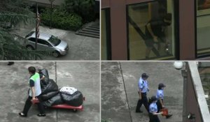 Chine: personnel d'entretien et police devant le consulat américain à Chengdu