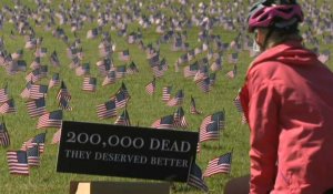 Des drapeaux américains exposés à Washington en mémoire des 200 000 victimes du coronavirus