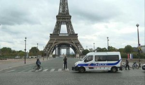 Périmètre de sécurité devant la Tour Eiffel après une alerte à la bombe