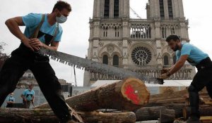 Des charpentiers sur le parvis de Notre-Dame-de-Paris