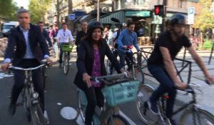 Hidalgo à vélo pour défendre les pistes cyclables dans Paris