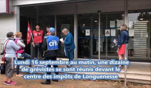 Inquiets pour l'avenir, une douzaine de grévistes tractent devant le centre des impôts de Longuenesse 