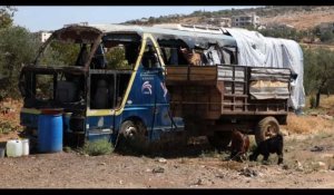Grotte, bus abandonné: les déplacés d'Idleb improvisent des abris de fortune