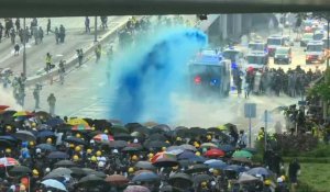 Hong Kong: la police tire des lacrymogènes et utilise des canons à eau contre les manifestants