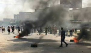 Des manifestants irakiens brûlent des pneus à Bagdad