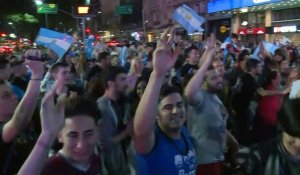 Les Argentins célèbrent la victoire présidentielle du péroniste Fernandez
