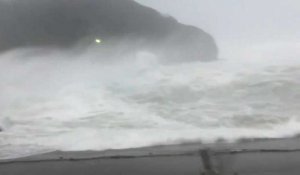 Fortes vagues sur les côtes japonaises à l'approche du typhon Hagibis