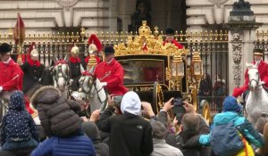 La reine Elizabeth II quitte Buckingham Palace dans son carrosse
