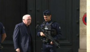 François Pinault sort du domicile de Chirac, gardé par des policiers