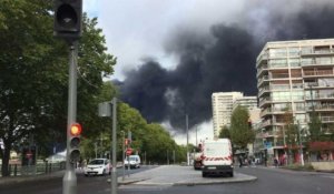 Incendie à Rouen: images de la fumée montant dans le ciel