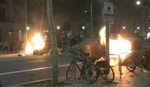 Des manifestants incendient des poubelles à Barcelone