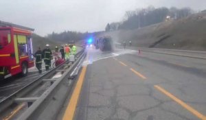 Haute-Savoie : les pompiers éteignent un camion en feu sur l'A41