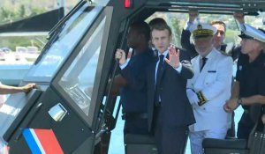 Mayotte: Macron embarque à bord d'un navire intercepteur de la police aux frontières