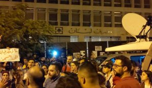 Manifestation nocturne devant la banque centrale à Beyrouth