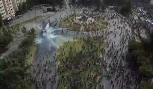 Chili: images aériennes de canons à eau aspergeant les manifestants